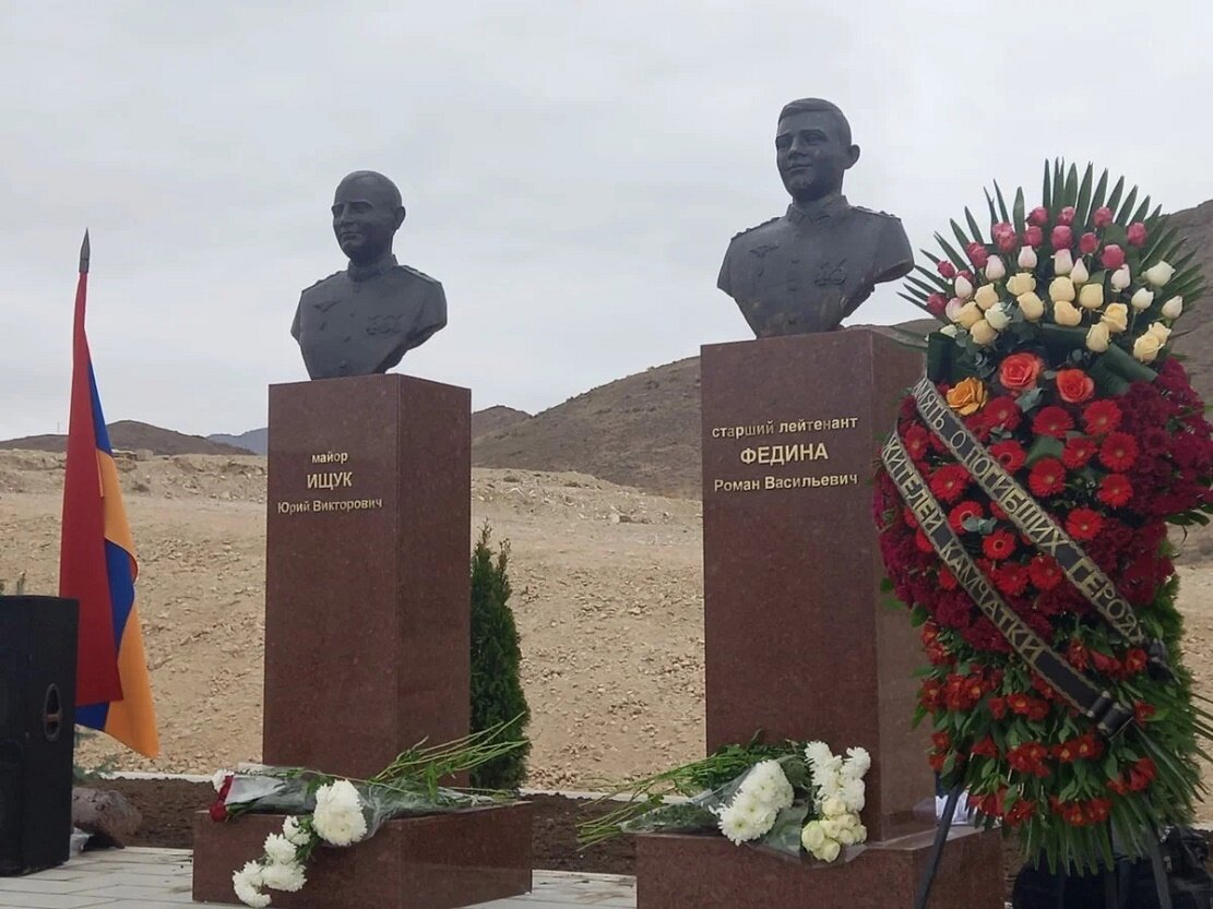Памятник в селе Ерасх (Республика Армения) погибшему экипажу российского боевого вертолёта МИ-24