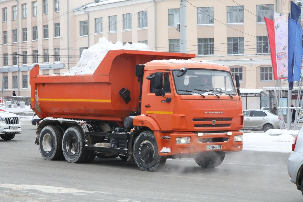    Для вывоза снега дополнительно привлекаются самосвалы и погрузчики Арина Полтанова
