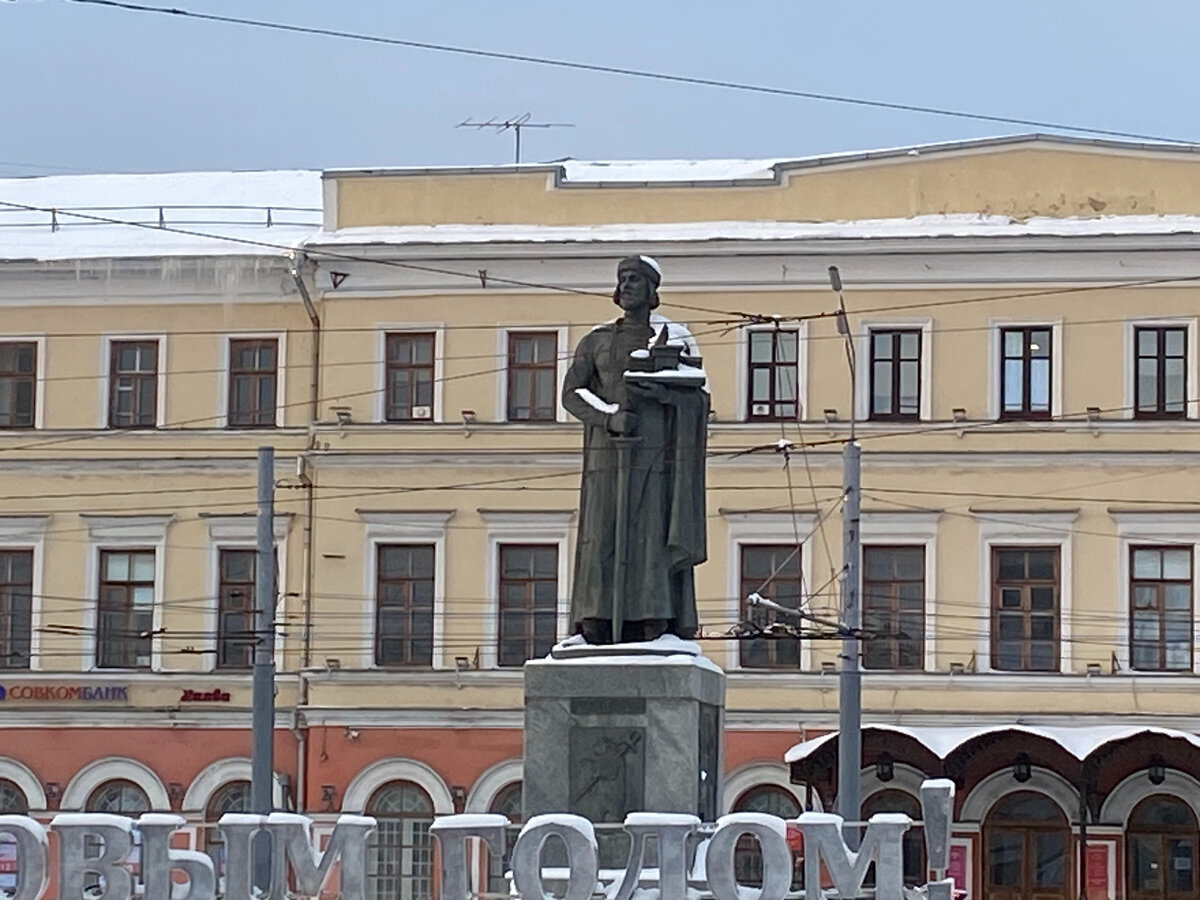 Памятник Ярославу Мудрому. Фото автора. Листай галерею.
