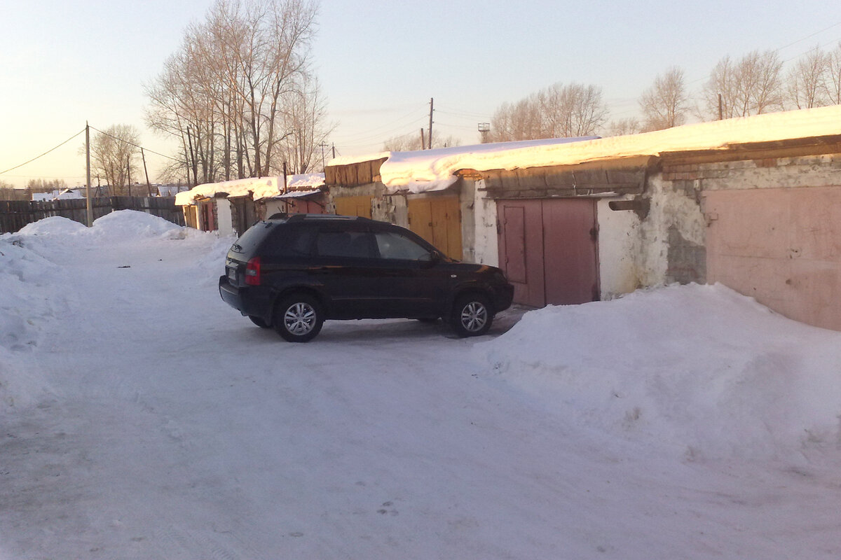 авто около гаража