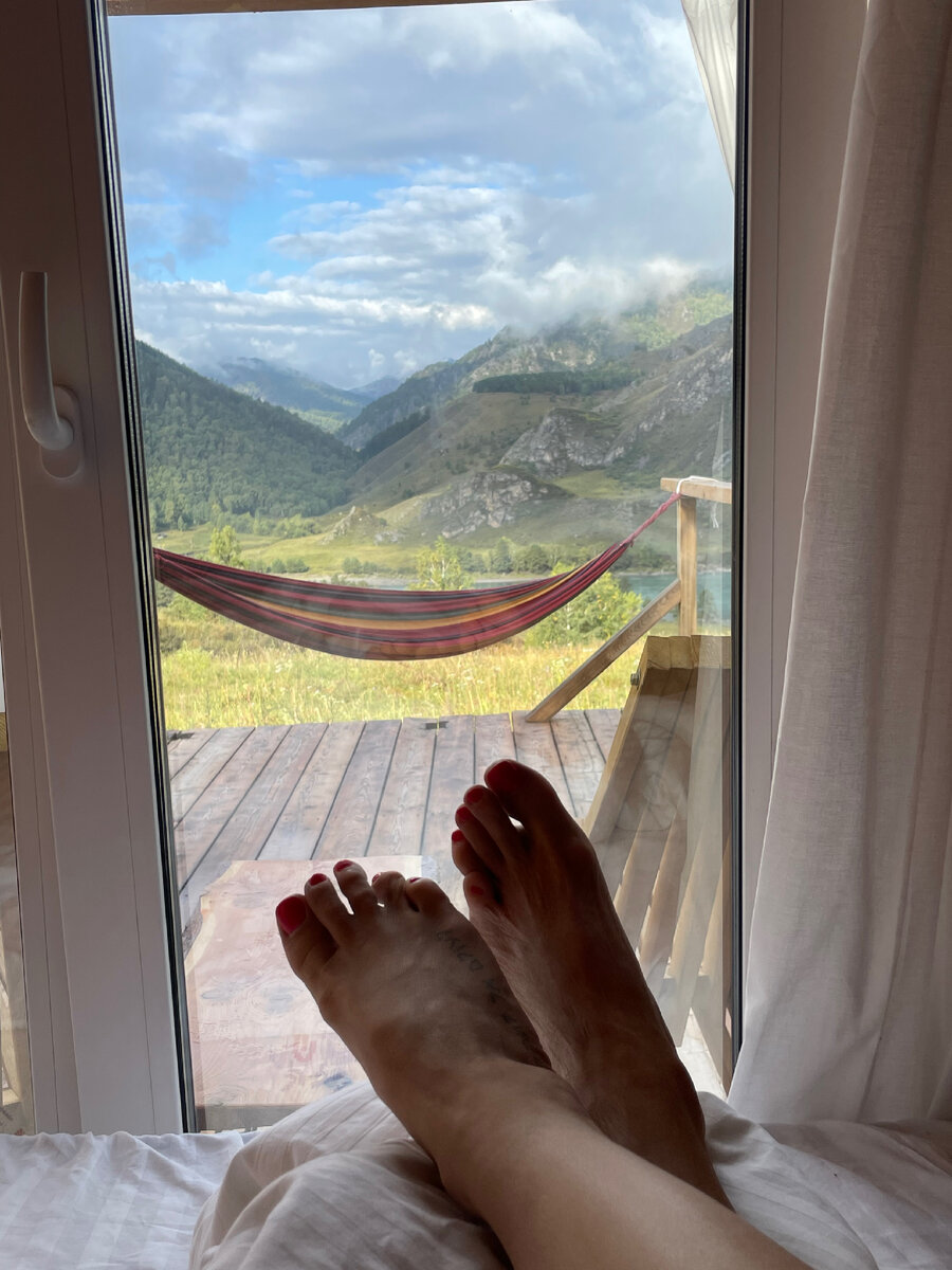 Глэмпинг Точка в горах Алтая. Вид из окна модульного домика. 