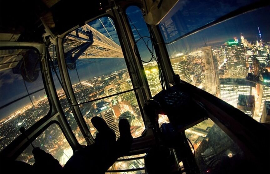 Чтобы добраться до кабины крановщика, нужно немало сил. Подниматься на высоту 60 метров приходится по обычной лестнице, без страховки. У новичков подъем занимает до 10 минут.