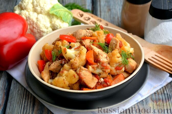 куриное филе, капуста цветная, перец болгарский красный, помидоры, лук репчатый, морковь, чеснок, масло подсолнечное, лавровый лист, соль, перец молотый, приправа для курицы, зелень укропа