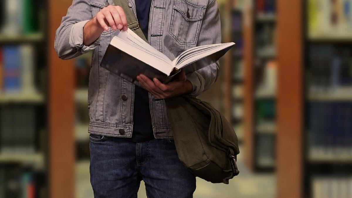    Парень читает книгу:pexels.com