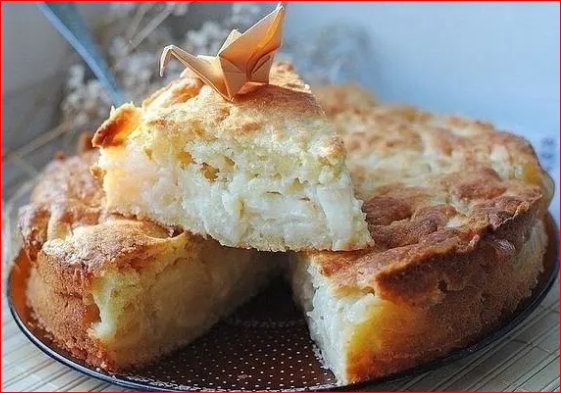 Запекается творожник, как пирог, только в нем нет муки. Съедается легко, приятный. Можно использовать обезжиренный творог и кефир, тогда у вас получится диетический десерт.