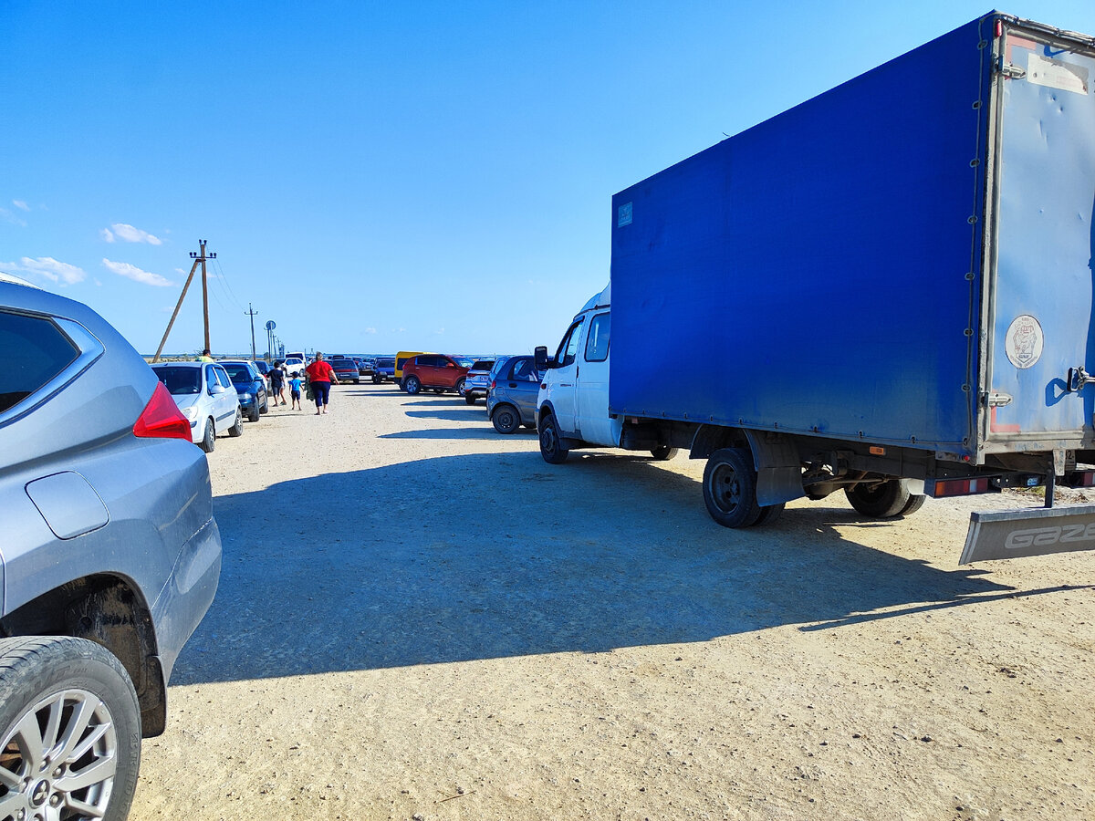 на Бакальской косе было много туристов и все на машине, так как туда на автобусе не добраться