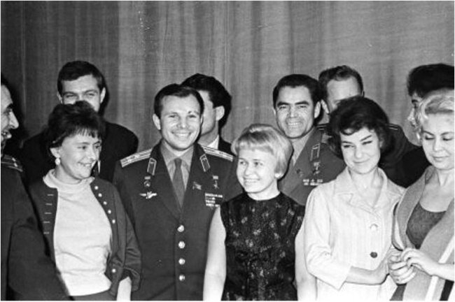 Александра Пахмутова с космонавтами.