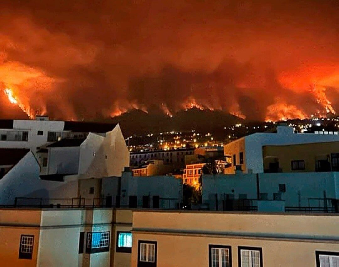  Сумасшедшие пожары охватили и испанскую колонию — райский остров Тенерифе. За вчерашний день 26 тысяч человек были вынуждены эвакуироваться. Там бушуют небывалой силы пожары.