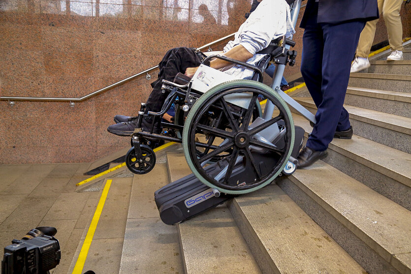 Инвалиды с 1 сентября. Wheelchair h035 инвалидная коляска. Электроколяска для инвалидов 200 кг. Пандус для инвалидов. Рампа для инвалидных колясок
