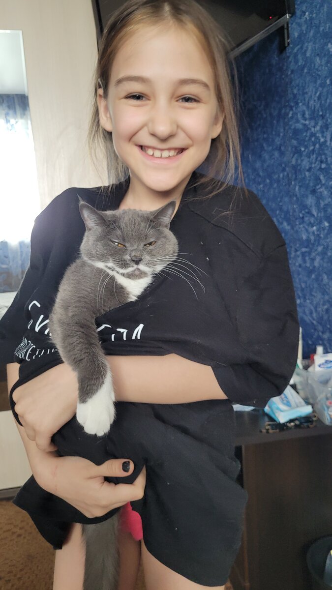 Фото автора. Соня ,кошка, которая постигла Дзен и её маленькая хозяйка Ева.