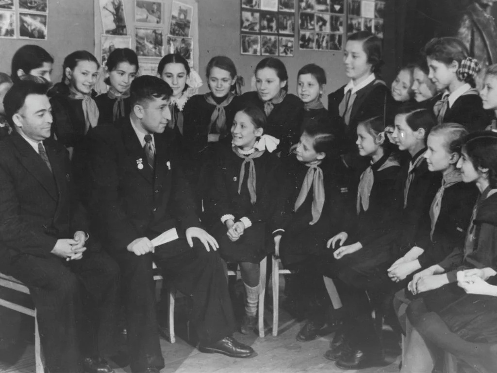 Расул Гамзатов и пионерки