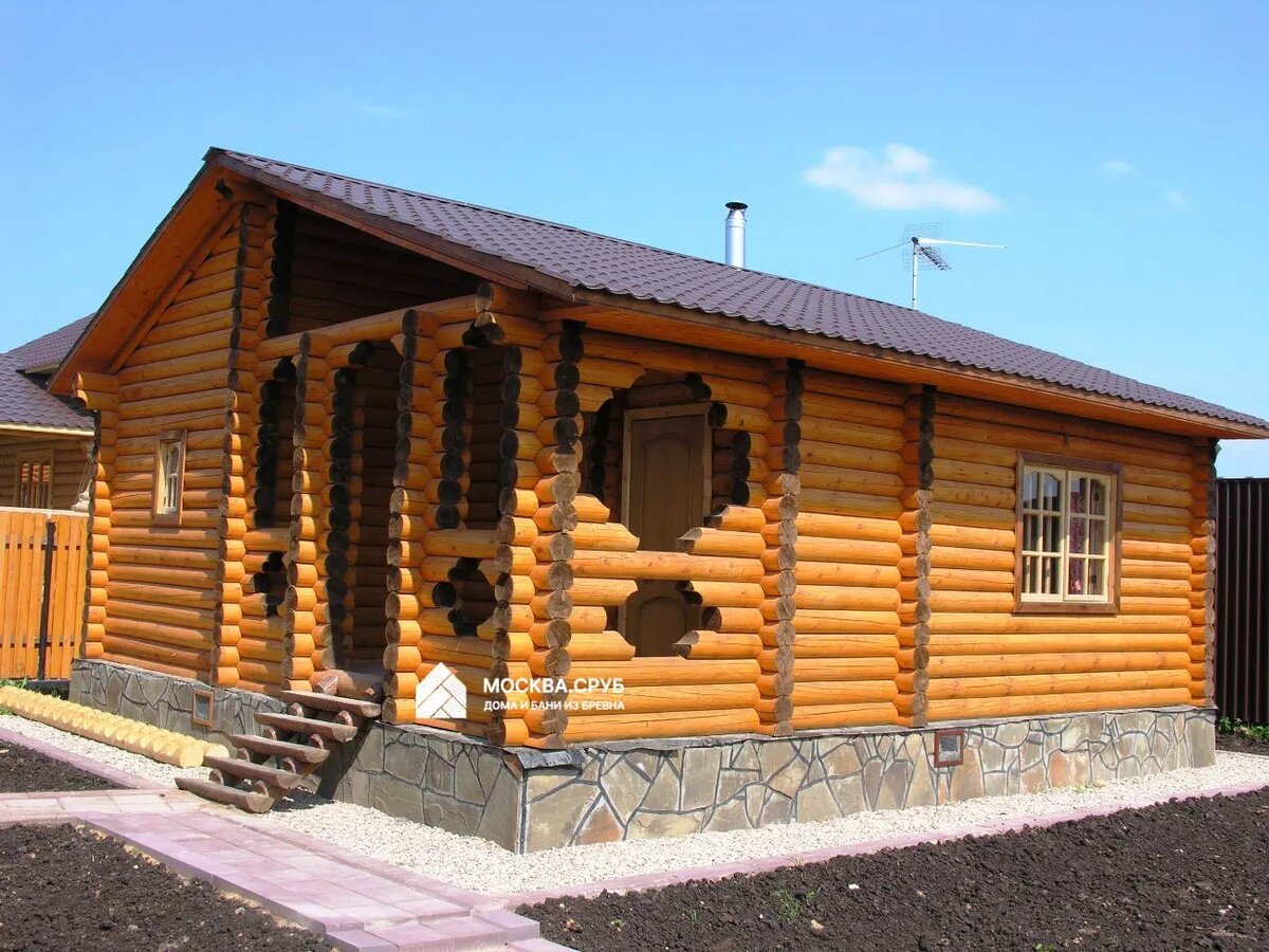 Сруб дома 10х10 - коттедж площадью чуть менее 100 квадратных метров. Небольшая терраса, который служит как открытый тамбур. Но зато очень красиво!
