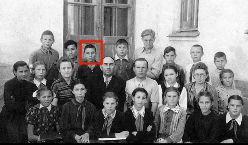 Школьное фото Джохара, сделанное в Казахстане 