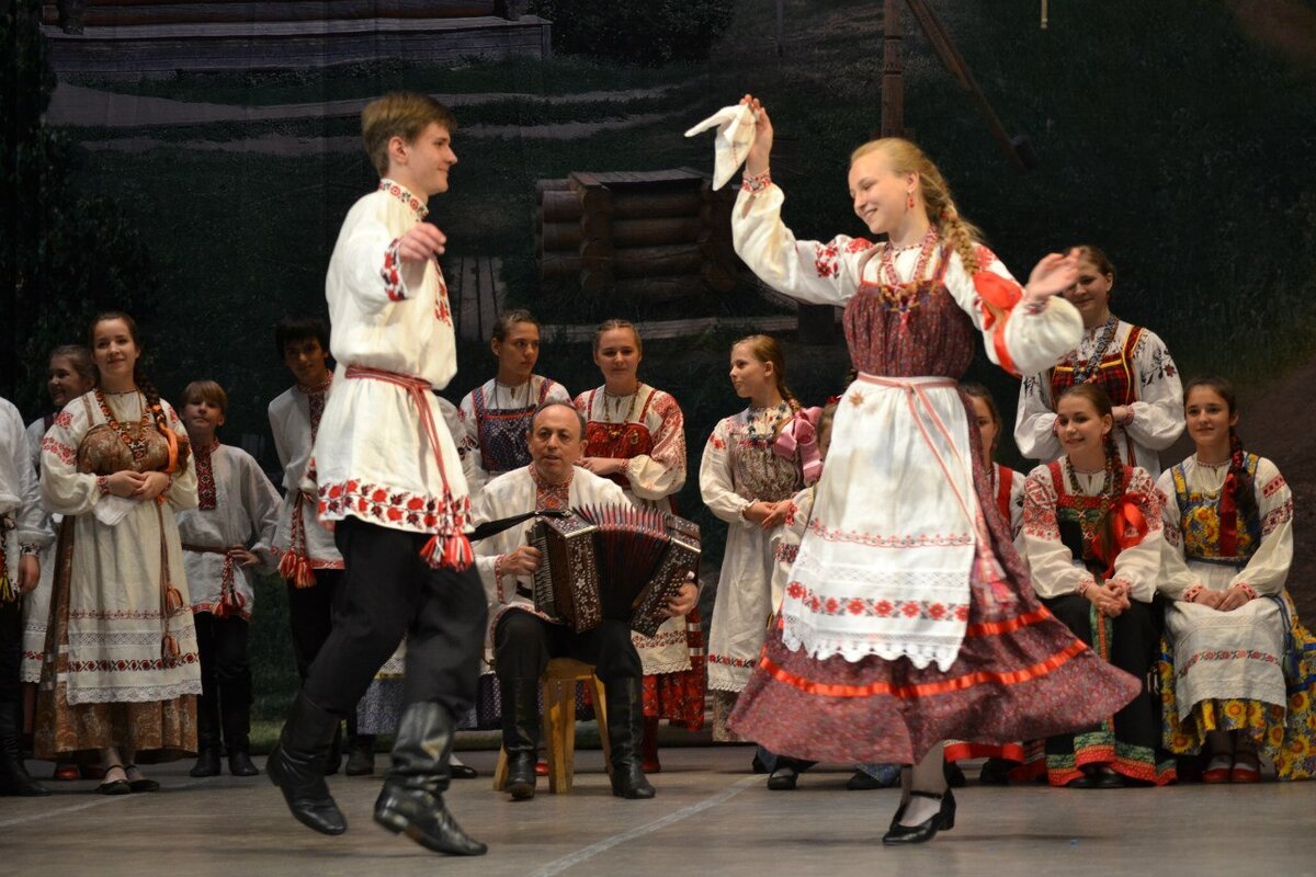Русский народный танец девушки. Народные танцы. Русский танец. Русский традиционный танец. Народные танцы фольклор.