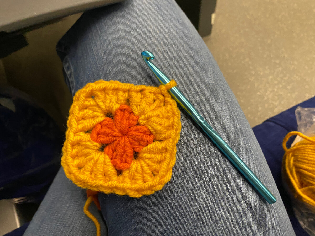 Фото автора канала. Обвязка серединки желтым цветом