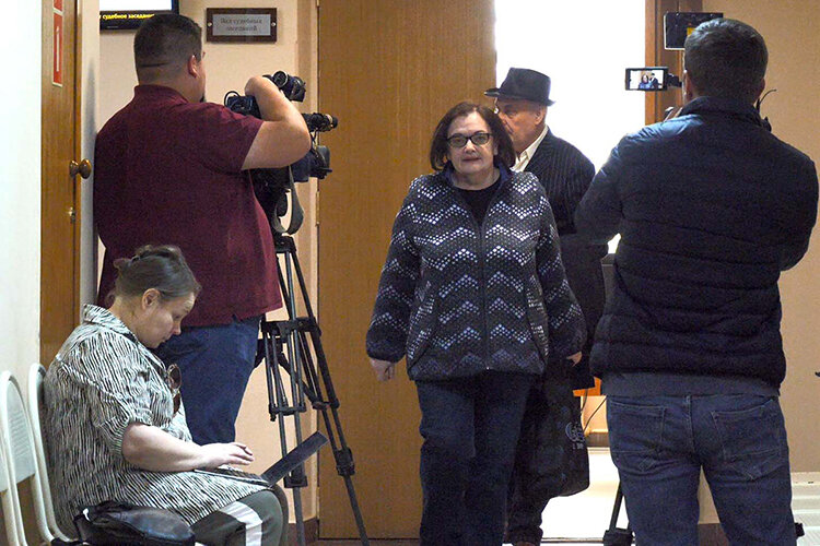    Евгения Даутова сегодня долго не поднималась к залу суда, когда появилась в коридоре, старалась держаться бодро: подняв голову, прошла, не торопясь, меж видеокамерами и громко поздоровалась с журналистами