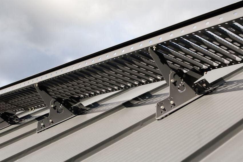 Элементы безопасности кровли: снегозадержатели, кровельные и пожарные лестницы, мостики и ограждения. Компания ООО “Метроз ЗапускИнжиниринг” занимается производством СБК и продажей других брендов.-12