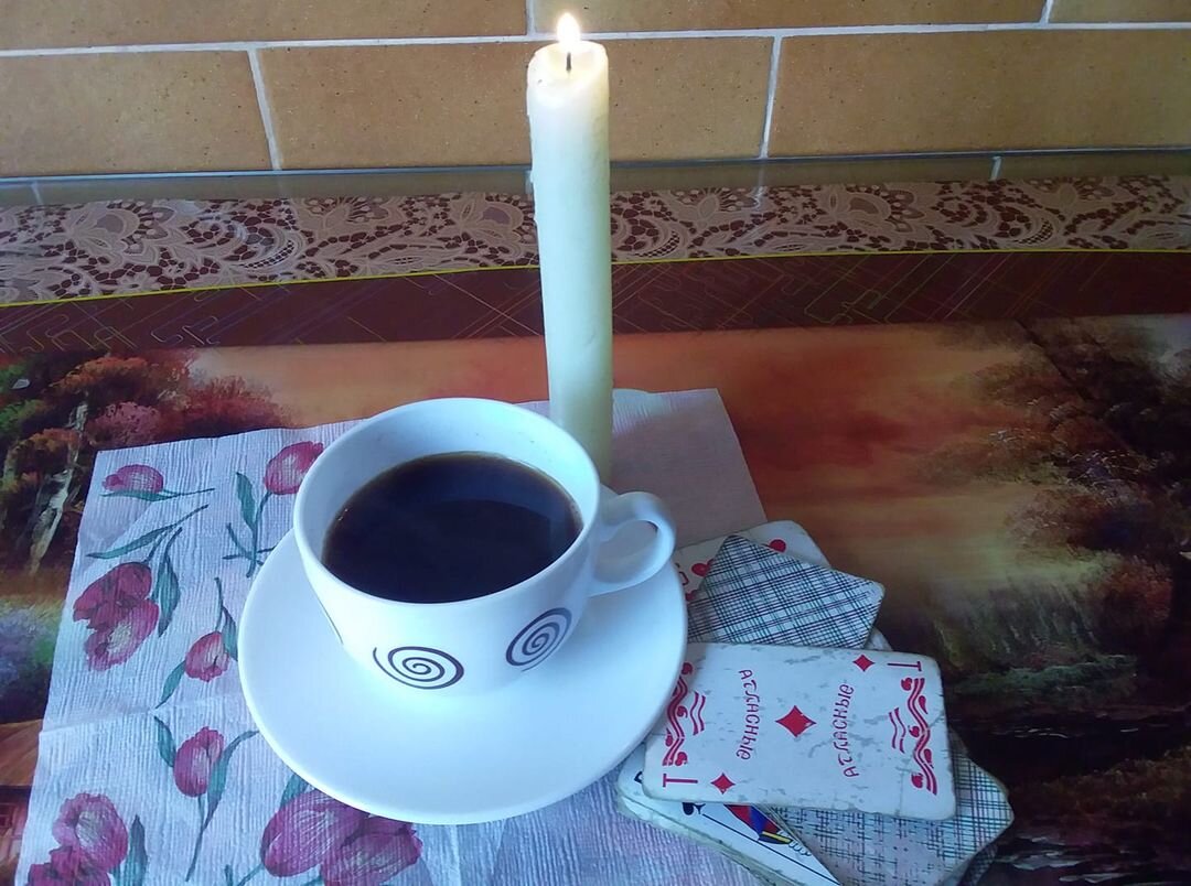 Гадалки гадают на кофе, бобах , картах и на костях животных и т.д.. Нередко совершая ритуал произнося православные молитвы и этим усугубляют греховность происходящего.