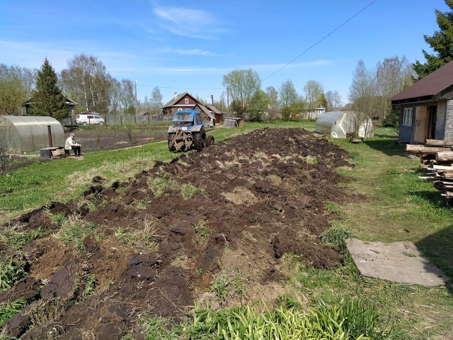 Первая перепашка. Глыбы твёрдые, как камень.