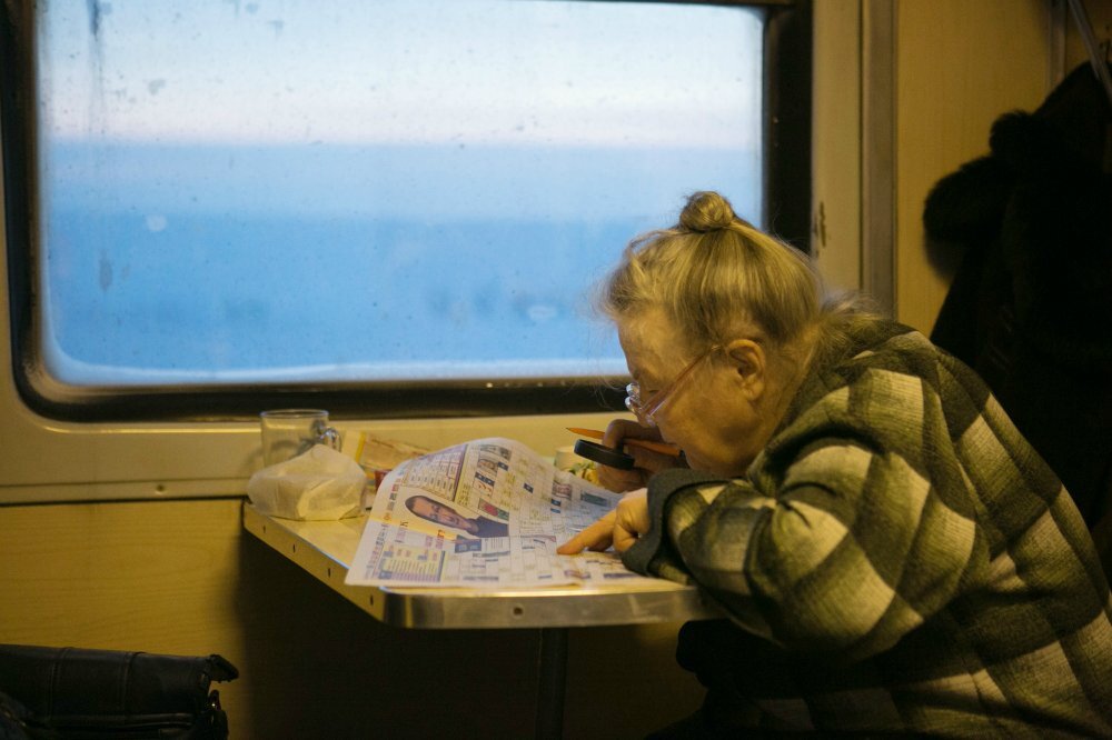 Ребенок едет на поезде с бабушкой. Бабушка в поезде. Старик в поезде. Бабульки в электричке. Старик в электричке.