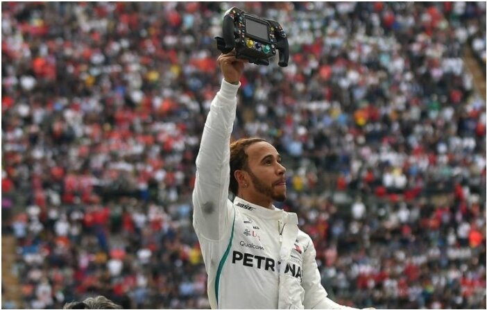 Британский пилот Льюис Хэмилтон подписал новое соглашение с командой чемпионата мира по автогонкам в классе машин "Формула-1" "Мерседес". Об этом сообщает пресс-служба команды.
Соглашение рассчитано на сезон-2021.

"Я очень рад начать свой девятый сезон с "Мерседесом", наша команда достигла невероятных результатов вместе, и мы с нетерпением ждем дальнейшего его развития, постоянно стремясь совершенствоваться как на трассе, так и вне ее, - цитирует 36-летнего Хэмилтона пресс-служба. - Я полон решимости продолжить путь, который мы начали, чтобы сделать автоспорт более разнообразным для будущих поколений, и я благодарен "Мерседесу" за поддержку моего призыва решить эту проблему. Я с гордостью могу сказать, что в этом году мы продолжим свою работу, создав фонд, посвященный разнообразию и инклюзивности в спорте. Я вдохновлен всем, что мы можем построить вместе, и не могу дождаться возвращения на трассу в марте".

На эту темуHead to head. Каĸ Шумахер и Хэмилтон завоевывали титулы в "Формуле-1"

Пресс-служба команды отметила, что "значительная часть нового соглашения основана на совместном стремлении к созданию большего разнообразия и инклюзивности в автоспорте".

"Мы все время знали, что продлим контракт с Льюисом, но из-за того, что прошлый год был очень необычным, нам потребовалось время для урегулирования всех вопросов. Вместе мы решили продлить отношения еще на один сезон и начать долгосрочный проект, чтобы сделать следующий шаг в общей приверженности большему разнообразию в нашем виде спорта. Достижение Льюиса (семь титулов - прим. ТАСС) является одним из величайших в истории спорта. На протяжении последних восьми лет "Мерседес" и Льюис писали историю "Формулы-1", и мы жаждем участвовать в соревнованиях и добавить в нее больше глав".

Хэмилтон в прошлом сезоне стал семикратным чемпионом "Формулы-1", сравнявшись по титулам с немцем Михаэлем Шумахером. Британец дебютировал в "Формуле-1" в 2007 году в составе команды "Макларен", в которой провел шесть сезонов и стал чемпионом мира в 2008 году. В 2013-м британец перешел в "Мерседес", с которым выиграл шесть титулов (2014-2015, 2017-2020). Также Хэмилтон является рекордсменом "Формулы-1" по победам и подиумам.
