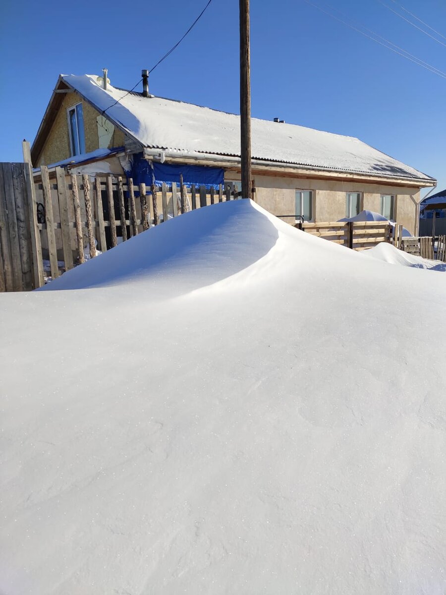 Еще сугроб.