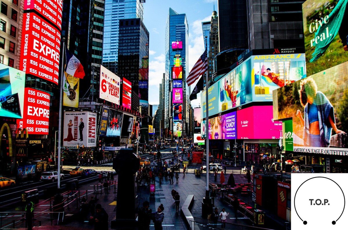 Подписывайте на канал и ставьте лайки!  А вот вам пример digital-маркетинга в Нью-Йорке! 👍 