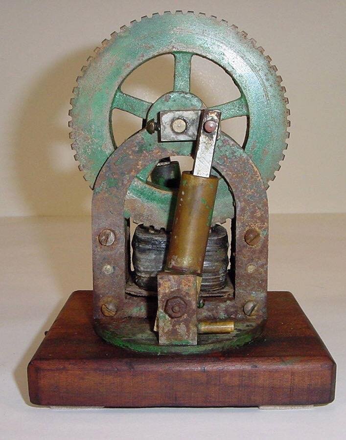 Этот устрашающий зубастый агрегат был изобретён только в 1905 году, и поступил в массовую продажу в 1907-м.