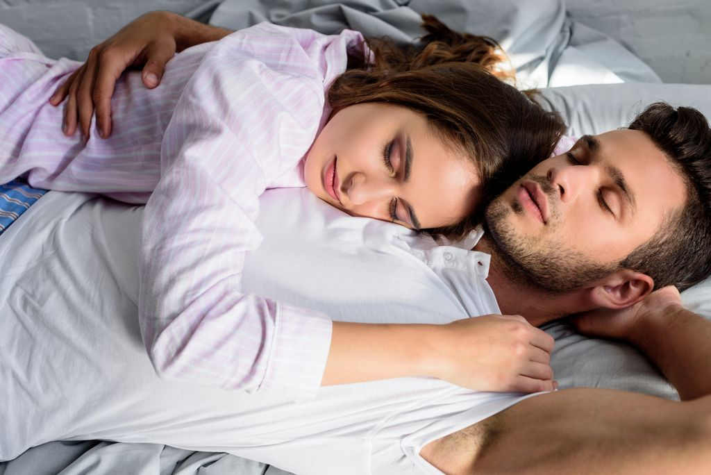 Муж с женой спят в кровати. Сон в обнимку. Супруги спят в обнимку. Муж и жена в обнимку.
