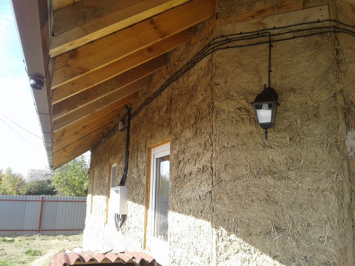 Внешний вид неоштукатуренной стены. Обратите внимание на свес. Летом в полдень он полностью закрывает стены и защищает от жары, а зимой низкое солнце проникает внутрь дома, хорошо освещая помещение.