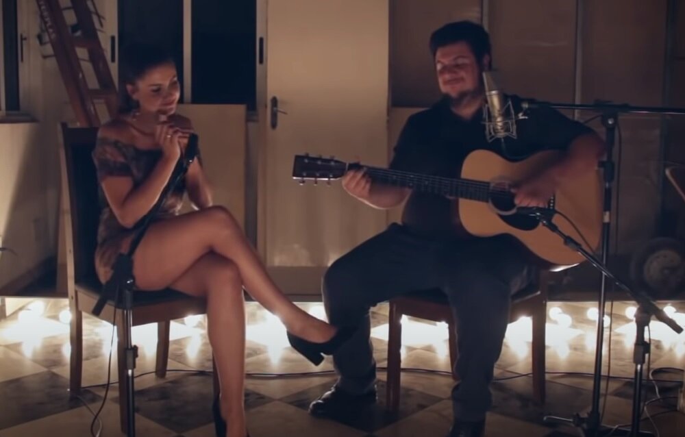 Indiara Sfair - I'm Tired - Casa da Frente кадр из клипа