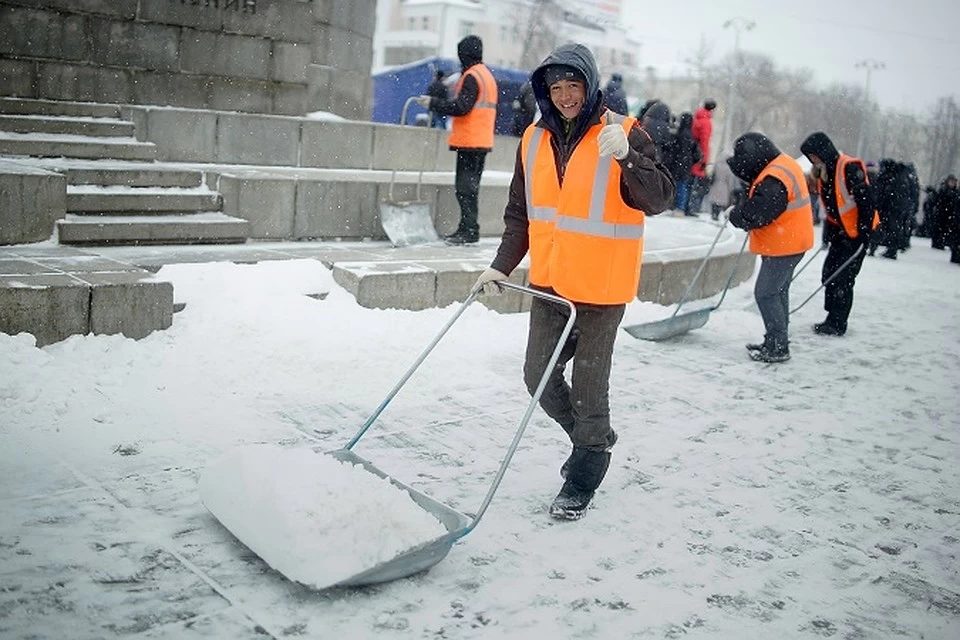 Уборка снега лопатой москва. Для уборки снега дворника. Дворники гастарбайтеры с лопатами. Дворничиха с лопатой. Дворник гастарбайтер.