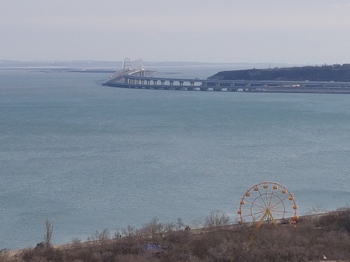 Вид на Крымский мост с горы Митридат.
