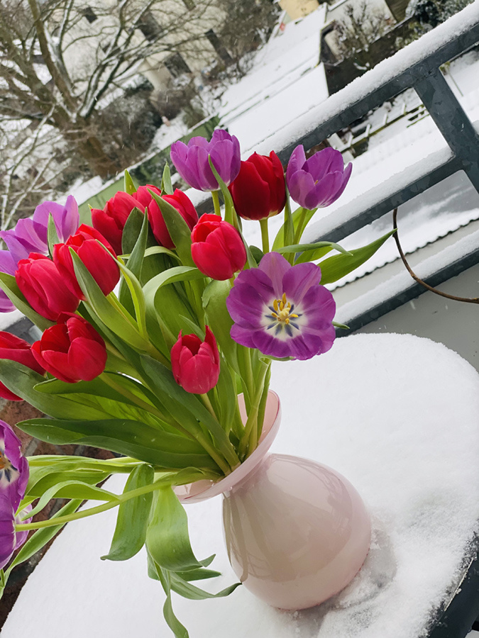 снег на балконе