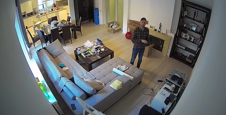 Родители установили дома скрытые видеокамеры. Вот что им удалось узнать о 