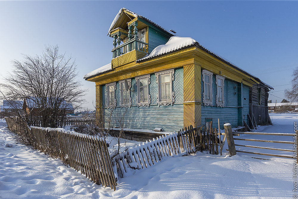 Многие деревянные дома тотемского района украшают небольшие фальшбалкончики