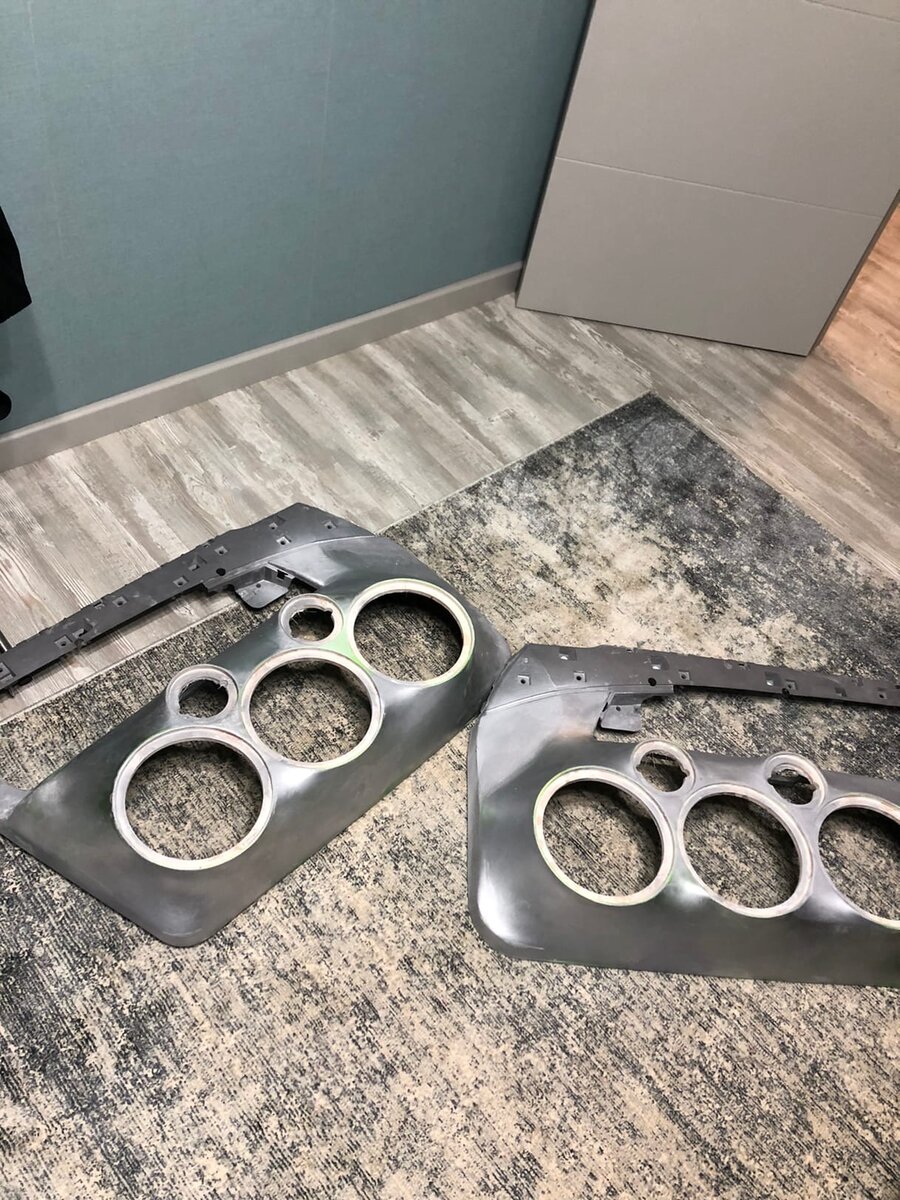 Карты получились без косяков, сроки меня устроили, ставим респект мастеру который их изготавливал. Будем вместе ждать результат перетяжки в кожу. Покрашены в серый, дабы увидеть все неровности при передачи их клиенту. 