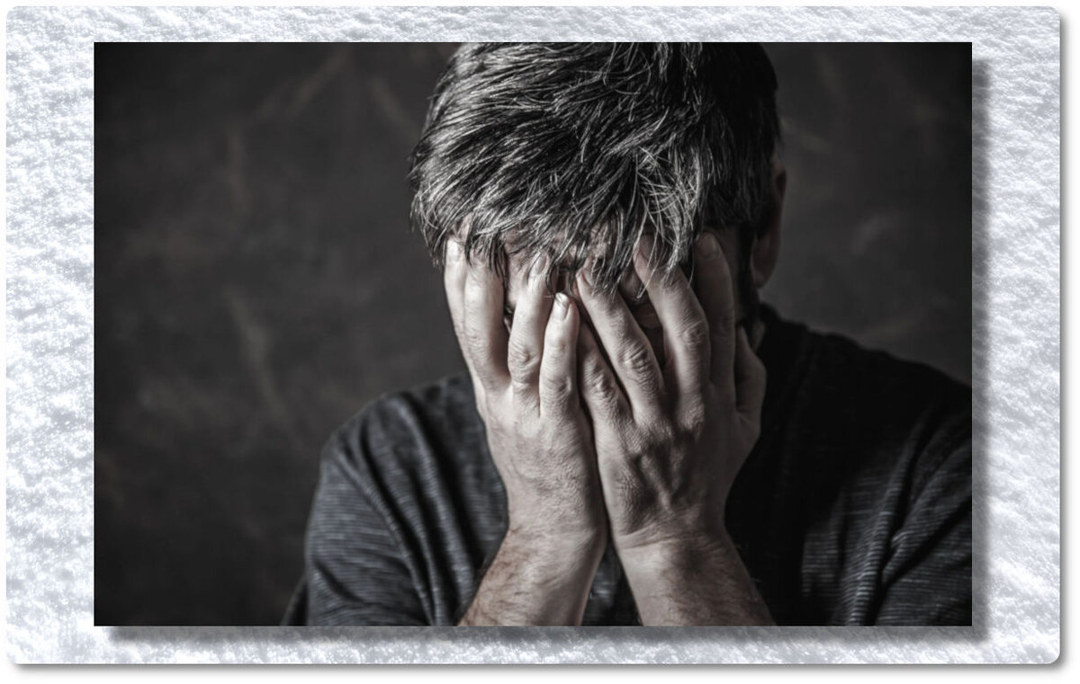 Он проклинал себя, что повёлся на подлый обман и смалодушничал