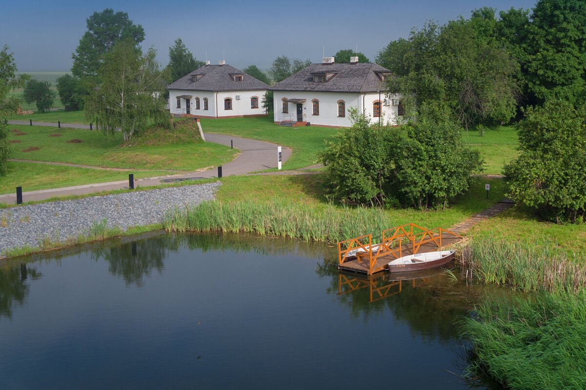 Этнографическая деревня Моховое и пруд. Фото Романа Солопова
