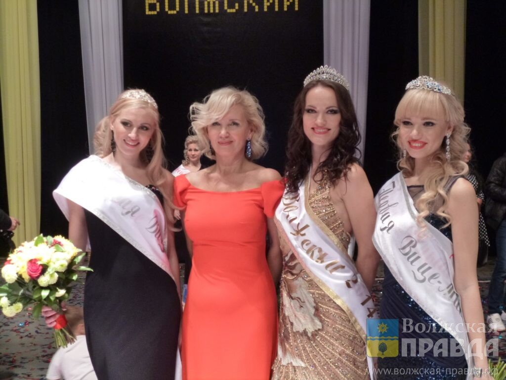 Кристина на фото справа