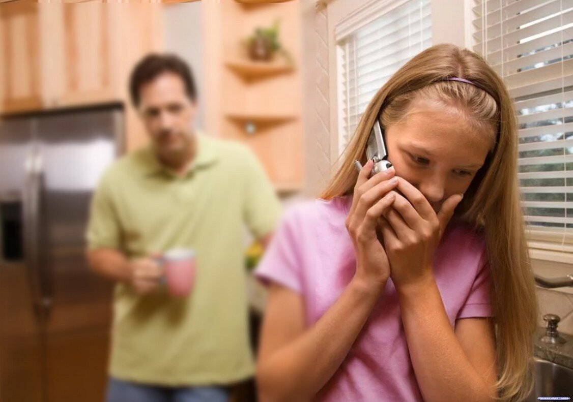 - Настя, а как ты узнала, что это я, а не мама? 