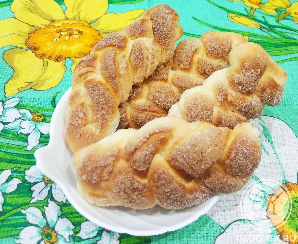 Булочки косички из дрожжевого теста. Булочка косичка. Косичка из дрожжевого теста. Косичка с начинкой из дрожжевого. Очень красивые булочки с косичками ребенку.