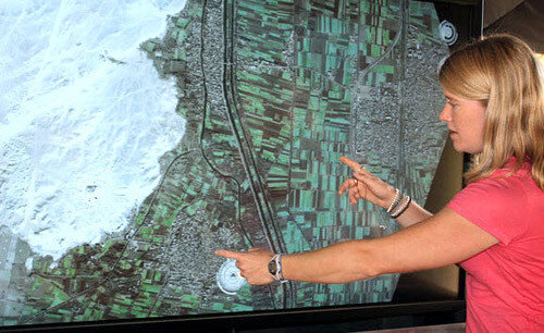 
Сара  Паркак  указывает  на  древние  места  на  спутниковых  снимках .