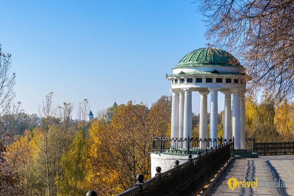 Белая ротонда на высоком берегу Волги в старинном русском городе Ярославле