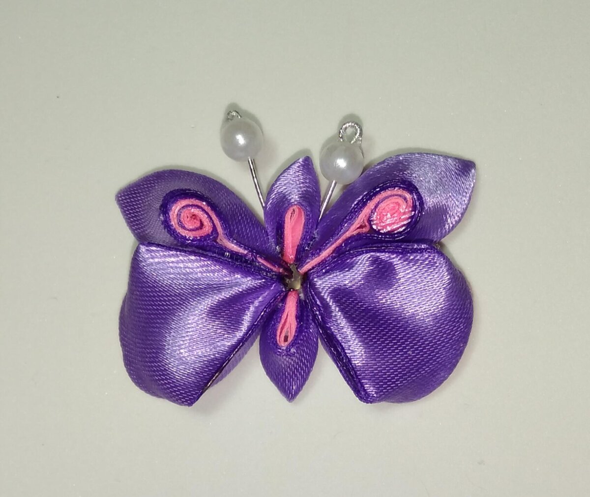 Обратная сторона бабочки. Оплавляясь, лента становится как бы пластмассовой.