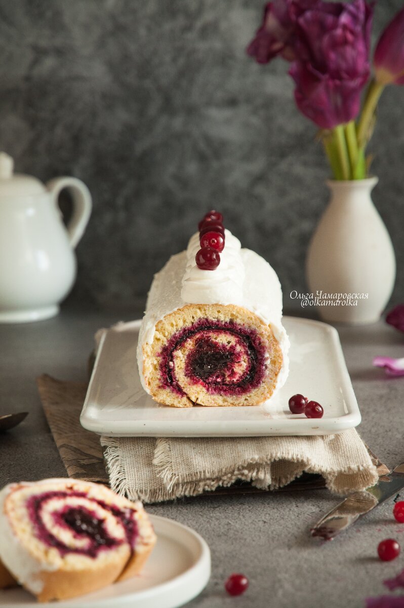 У вас скоро гости, а к чаю ничего нет? Выручит бисквитный рулет - готовится быстро, а смотрится эффектно. 