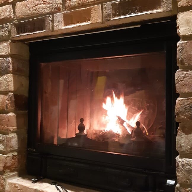 ...истинно... после клинической смерти в 1982 году... Для меня это естественное состояние Знания Души и оно даётся для творческой реализации ЖИЗНИ в том месте и там, где ты есть - для исполнения предназначения! Излагать знание вечности человеческими качествами и "инструментами" - задачи не из лёгких, но удивительно-радостных в воплощении.., даже, если тебе больно, трудно, горько.., но осознанное прочувствование разности состояний помогает переживать бесконечность, глубину, единение в гармонии, стремящееся к воплощению в реальности любовью, детьми, семьёй, профессией... Как это помогает? Всё просто - когда чувствуешь, переживаешь любовь, находишься в ней, а она в тебе, то всё, что ты будешь делать, исполнять в этом состоянии, будет излучать состояние радости, любви, красоты... Не зря ведь говорят о хорошем, качественном проекте, продукте, деле.: СДЕЛАНО с ЛЮБОВЬЮ! С ДУШОЙ!!! Это реальное определение реализации Божественной Любви! Но добиться такого высокого качества ЖИЗНИ возможно лишь при полной самоотдаче в процессе... Есть много способов приложения знания... они, в свою очередь, помогают в осознании Бога, бесконечности и безграничности жизни, обогащаясь духовно... Моя Жизнь изменилась с того времени кардинально. Оставив прежний образ жизни я, пройдя конкурс, поступил на дневное вокальное отделение и вскоре начал работать на сцене по профессии, но последствия физиологического и психологического свойства, после остановки сердца, требовали ежедневного внимания к внутренним проблемам - таким образом произошло моё погружение в восточную философию и практики, а вновь открывающиеся способности требовали своей реализации по оказанию помощи людям, попавших в сложные жизненные ситуации, в том числе связанные и с нарушением здоровья - так я стал, параллельно, специалистом в области народной медицины, а через некоторое время, в 1988 году, был приглашён консультантом, как костоправ-народник, во Всесоюзный Центр Мануальной медицины, который, в то время, только начал свою работу, открыв новое направление в устранении нарушений и восстановлении функций опорно-двигательного аппарата. Я вновь поменял профессию и спортивная медицина стала частью реализации моих знаний. Все девяностые прошли в поездках по стране, в семинарах, обучающих программах, мастер-классах, консультациях... Сейчас я этот период называю подготовкой к дальнейшим испытаниям - 2004 год - онкология, за полгода от доброкачественной до третьей стадии злокачественной... и в институте им. Герцена профессора не дают и одного процента на сохранение физиологических функций, - лишь моя настойчивость, физическая и психологическая подготовка, убеждённость в лучшем исходе помогли мне убедить хирургов сделать на операционном столе невозможное - 10 часов работы русских онкологов-хирургов и я выкарабкался.. Учился есть, ходить, думать, жить с болью.. Потом облучение, рецидив, невозможность химиотерапии.. через четыре месяца с палкой в одной руке и кучей болячек я оказался дома наедине со своими задачками.. Ежедневные тренировки, уже по своей методике, желание ЖИТЬ и ЛЮБОВЬ стали тем самым "двигателем" - через два года палка была поставлена в угол и я смог продолжить, хотя и с некоторыми ограничениями, и свою работу .. 2013 год.. Снова онкология.. Ежегодные обследования оправдали себя - "поймали" на второй стадии.. Найти искусного специалиста оказалось гораздо сложнее, даже в Герцена не взялись.., но нашёлся тот самый, единственный, лучший.. Я ЖИВУ.. У нас растут два маленьких "хулиганчика", которые нуждаются во мне,, в моём внимании, моей помощи, делясь со мной своей ЛЮБОВЬЮ!!!

