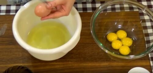  
Шаг 2. Начать взбивание белков, после того, как масса увеличится примерно в четыре раза, добавить к ней тонкой струйкой половину сахара и продолжать взбивание до готовности.