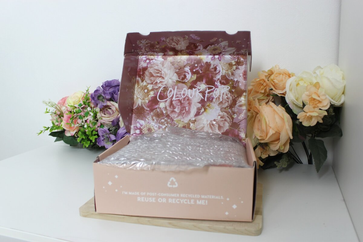 Содержимое упаковано в пупырчатую пленку - ни один рефил не разбился