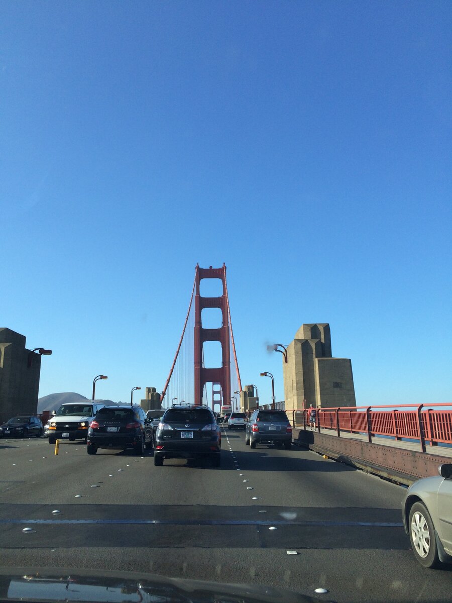 На въезде небольшая пробка. 